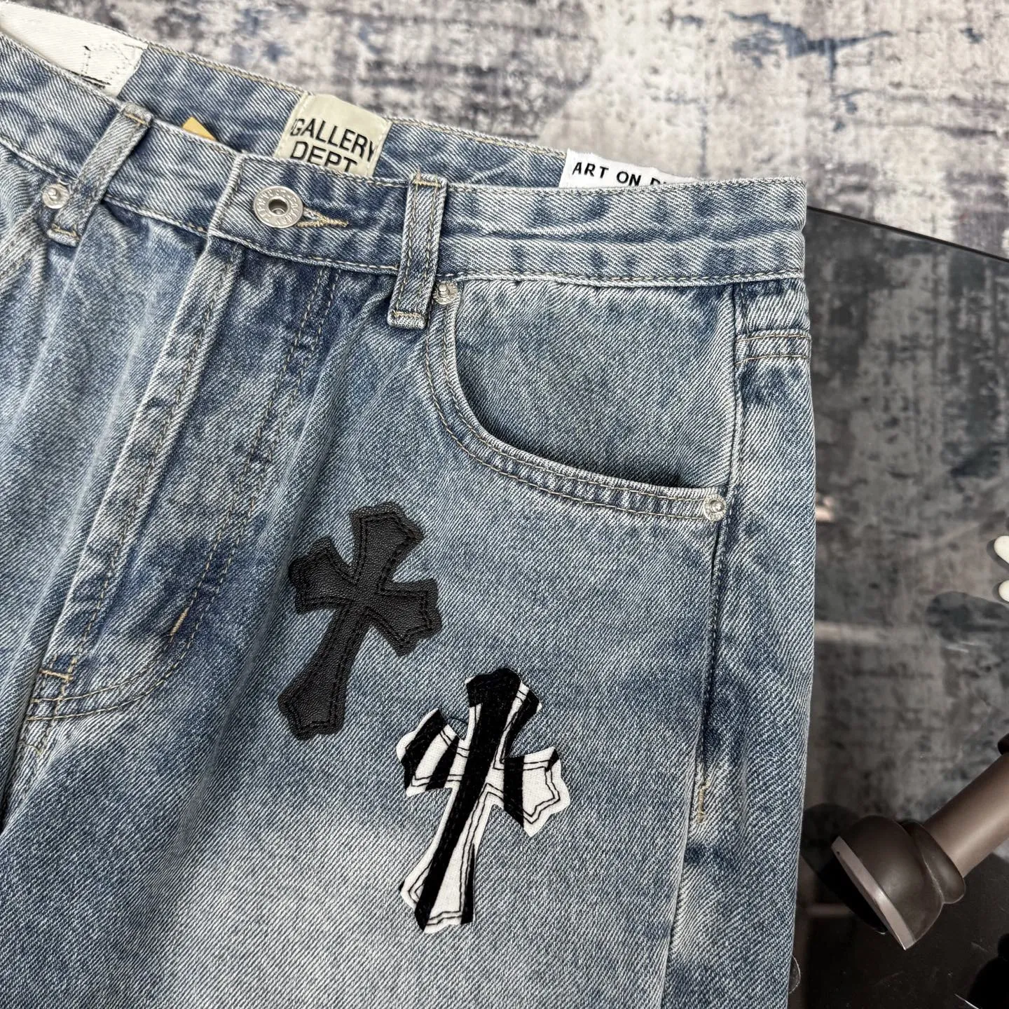 P280 CH Chromehearts zebra black and white cross patch patchwork jeans, priced at 34W level, patchwork cross pattern embellishment, washed jeans! ! An absolutely high-end luxury product, a 1.9W-level god-level single product, a super popular product, made by top heavy industry, a magic weapon that cannot be missed! [About Zangyin] This is an extremely luxurious fashion brand that can also be called the aristocracy of the high street. It has always been an exclusive brand for some hipsters or rich second generations. Compared with ordinary high streets, it is more luxurious and noble. Compared with luxury brands, it is more fashionable and individual. It has always been a brand that I have a special liking for. [Top heavy industry fashion design] Consistently high-street luxury style. Speaking of this style, the Zangyin family and GU family are definitely the leading representative brands. Especially the Zangyin family has really achieved a state-of-the-art effect in creating high-street style. The unique washed material is used to create this style. The color system is already quite eye-catching. After it is decorated with patchwork cross flowers, it cleverly highlights the charm of the brand. Secondly, this style uses classic The high-waist cutting design highlights the long legs and fashionable temperament of the upper body. The brand is highly recognizable and the slim fit configuration is more suitable for daily wear. It is a product that interprets personality, fashion, and specifications at a glance. This single product is enough to make any fan excited. It can be a white T-shirt for a youthful college style, or a tight suspender for a royal style. It has strong matching ability and can be easily controlled by men.  [Materials and craftsmanship] Needless to say, this point goes without saying. As an excellent craftsman brand, Zangyin’s requirements for details and craftsmanship are really perfect. The washed color of this model has gone through so many processes, not to mention the embellishment of denim appliques. It is also purely hand-made and sewn. Just like what they believe in, only hand-made things have soul and have the meaning of wear. A top-notch heavy-duty fashionable denim item, I look forward to your perfect interpretation! !  Color: blue Size: 28-36